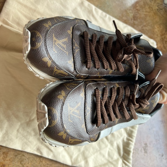 Authentic Louis Vuitton Run Away Men’s Sneaker. Size 7 - Picture 10 of 11